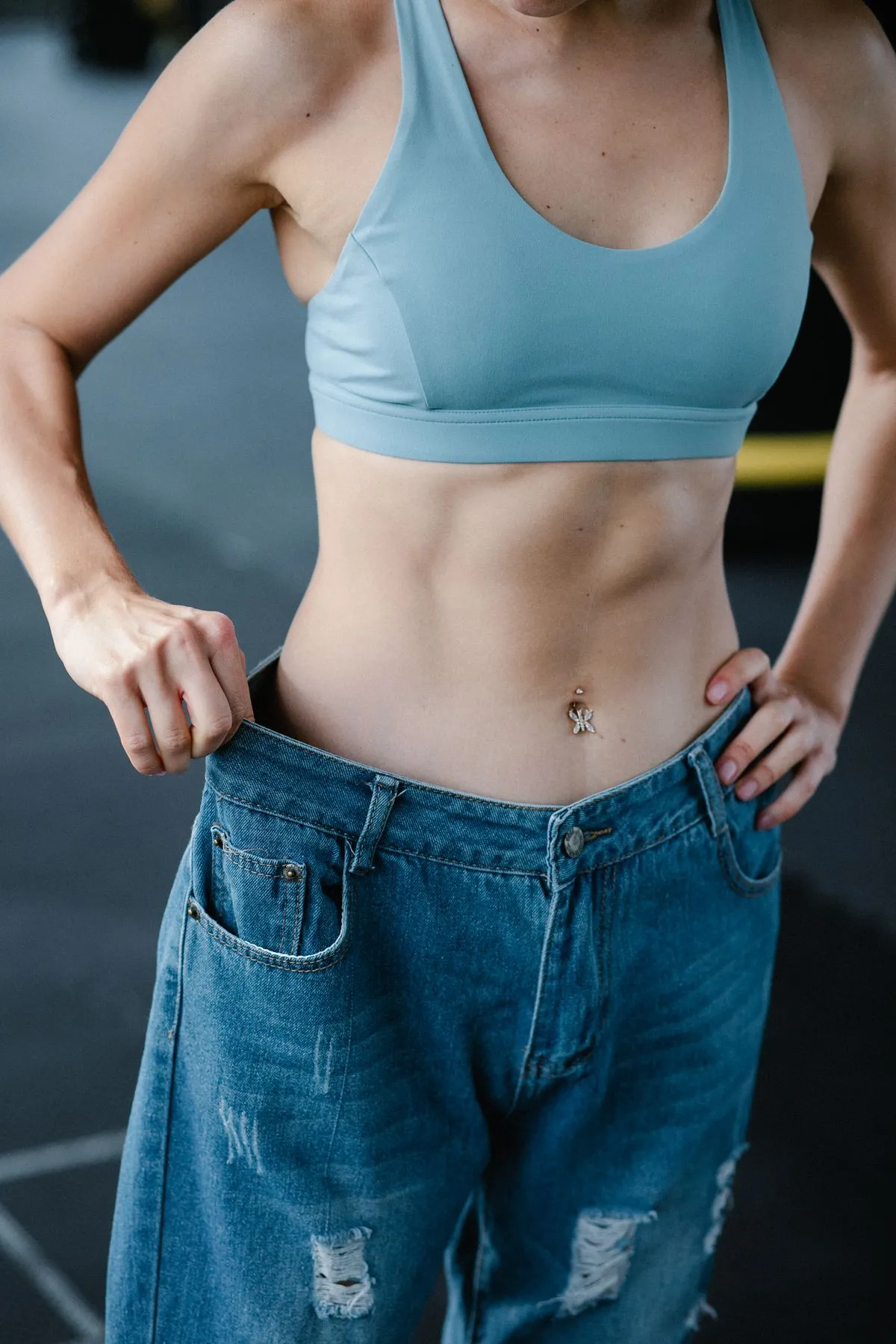 HoneyBurn Reviews: Does This Purple Weight-Loss Honey Work? 4 Woman in loose jeans after losing weight
