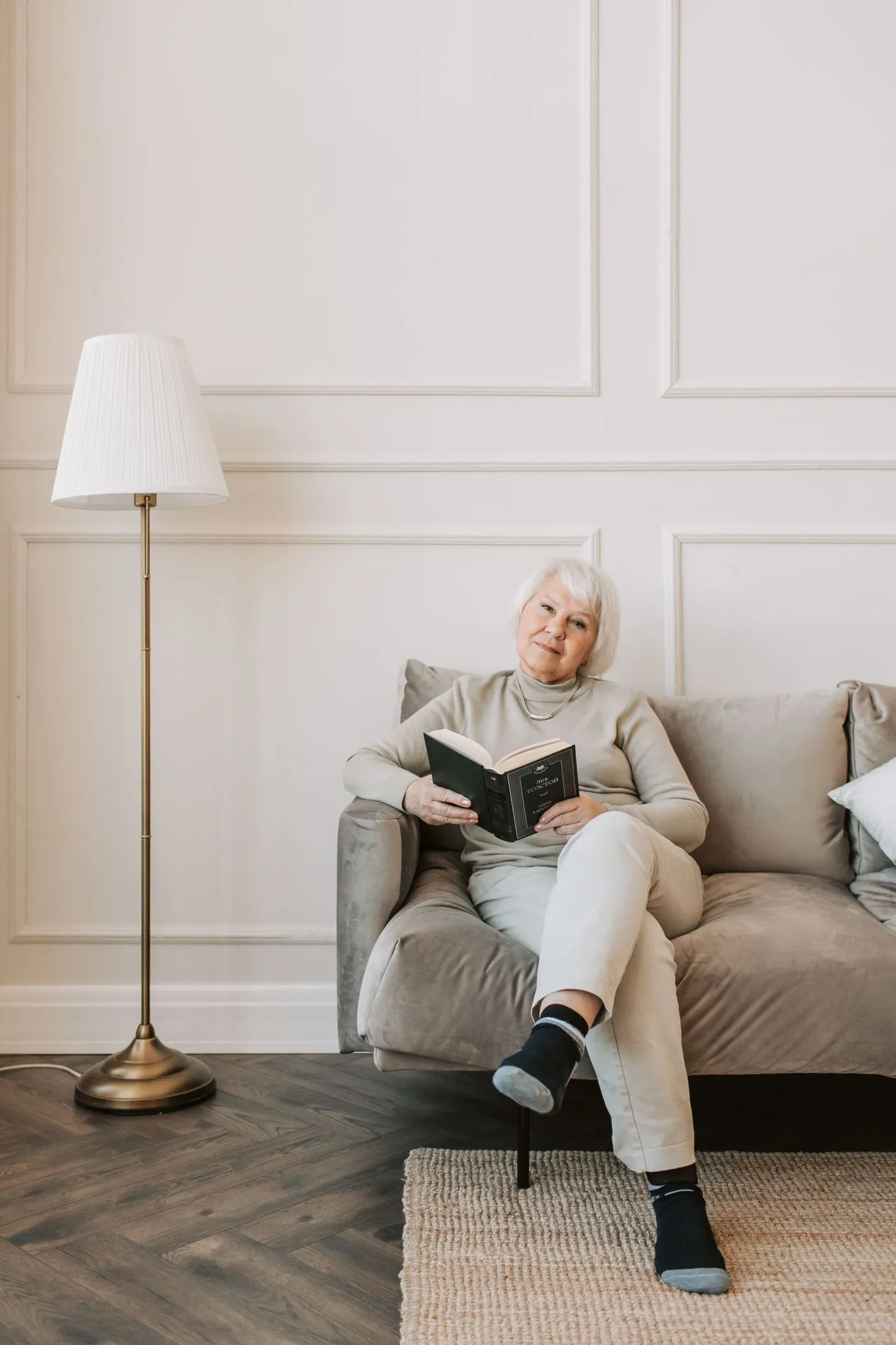 iGenics Reviews: Does This Eye Supplement Work? 4 Older woman comfortably reading a book with clear vision