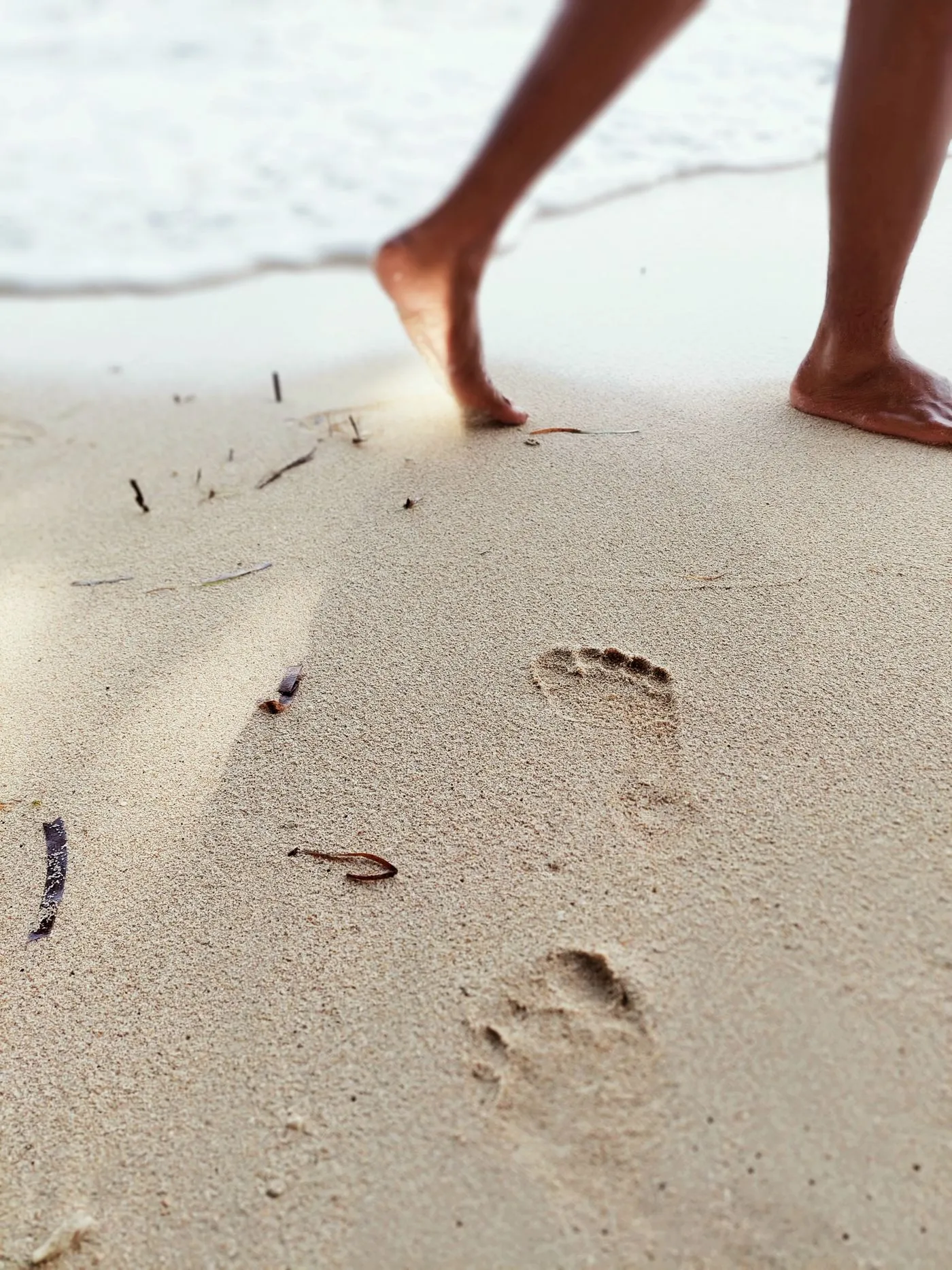 Kerassentials Reviews: Does This Nail & Skin Oil Really Work? 4 Confident bare feet walking on a sunny sandy beach