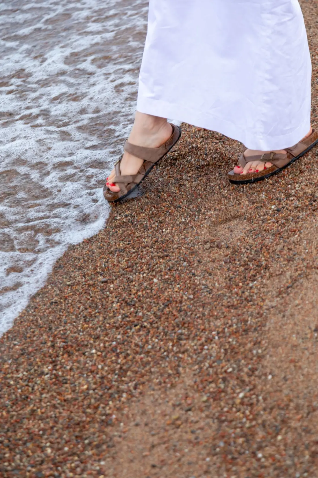 Metanail Serum Pro Reviews: Does This Nail & Foot Serum Work? 4 Confident bare feet in sandals by the water after foot-care upkeep