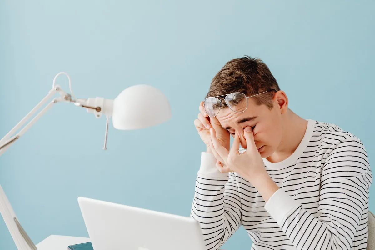 MindQuell Reviews: Do These Brain Support Drops Work? 2 Man at his desk struggling with brain fog and lost focus