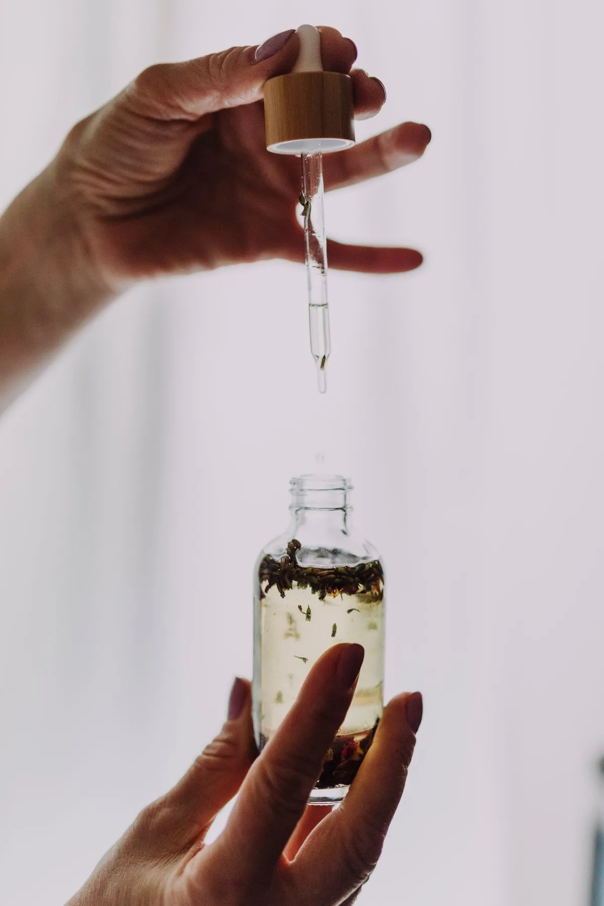 NeuroQuiet Reviews: Does This Tinnitus Supplement Work? 5 Taking NeuroQuiet liquid drops with a dropper