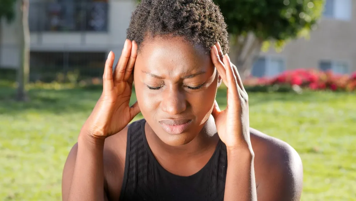 Advil vs Tylenol: Which Pain Reliever Should You Take? 1 A woman holding her temples with a headache