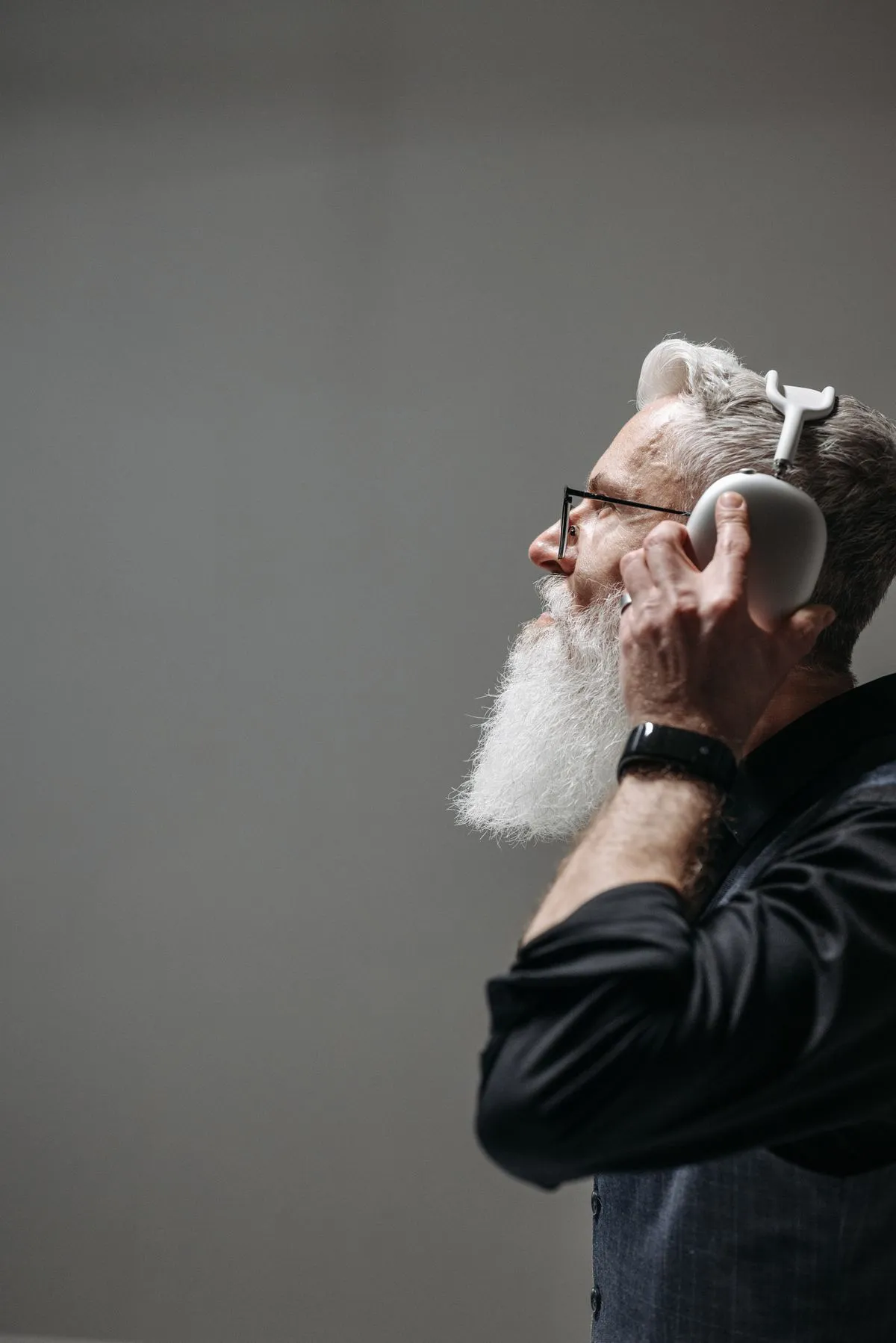 SonoVive Reviews: Does This Hearing Supplement Work? 2 Older man straining to hear and follow sounds clearly