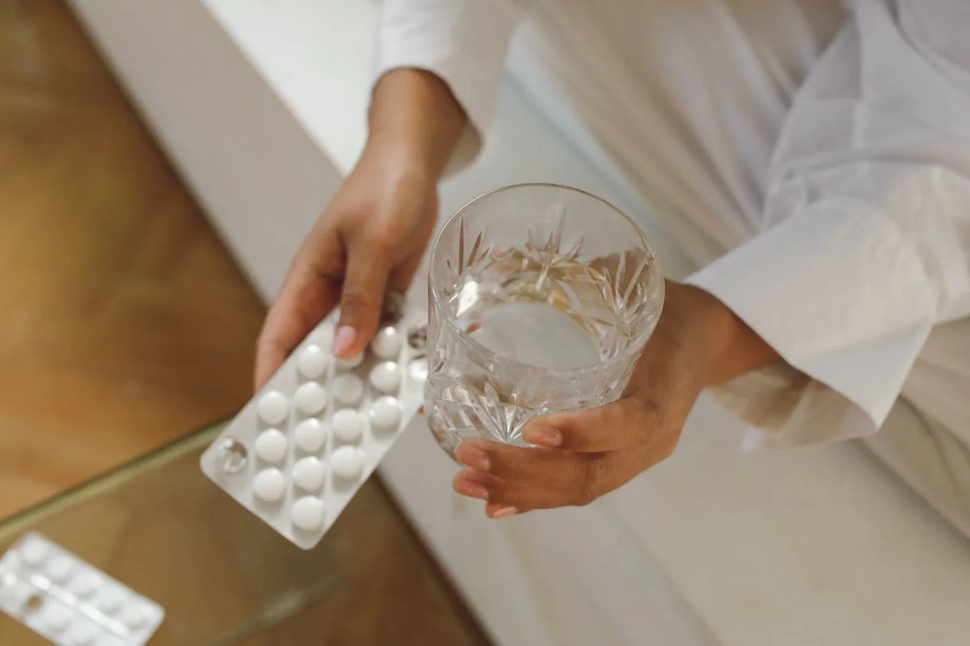 Synaboost Reviews: Does This Brain Fog & Focus Supplement Work? 5 A simple daily capsule routine with a glass of water