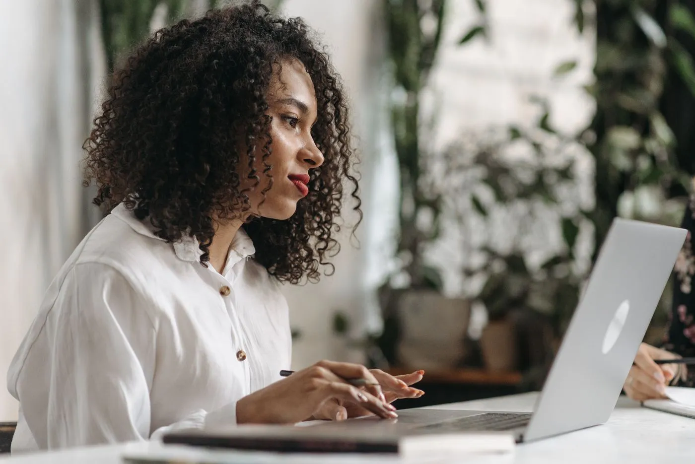 Synaboost Reviews: Does This Brain Fog & Focus Supplement Work? 4 Woman focused and clear-headed while working at a laptop